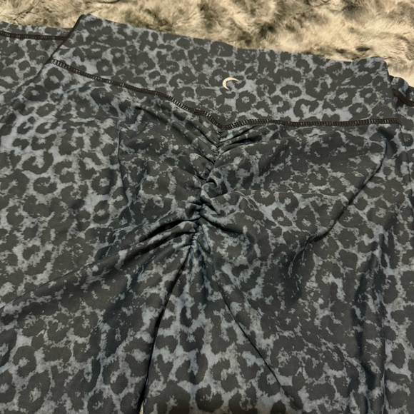 ZYIA leopard scrunchy butt leggings - Picture 4 of 4